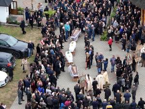 Mare cernită de oameni, la despărțirea de cei patru membri ai familiei Lăzărescu din Volovăț, uciși într-un cumplit accident rutier