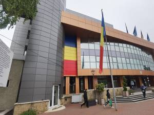 Cei 20 de pensionari din aparatul propriu vor părăsi Primăria Suceava