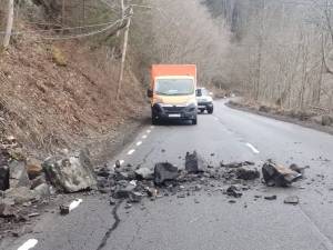 Căderi de piatră pe DN 17 B, la Crucea. Șoferii, îndemnați la prudență