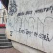 Doi frați, unul elev și unul student, autorii mesajelor antisemite de pe clădiri din centrul Sucevei