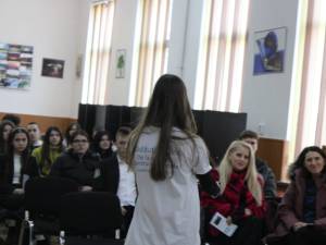 Voluntariatul și implicarea activă în comunitate, promovate în rândul elevilor de la „Hurmuzachi” Rădăuți