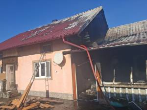 Casă distrusă și femeie cu arsuri pe față și mâni, după un incendiu pornit de la un grătar