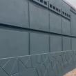 Peretele stadionului Areni, de la bulevardul principal, vopsit cu gri antracit