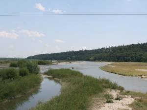 Bărbat mort după ce a fost luat de apele râului Moldova și dus doi kilometri
