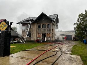 O casă nelocuită a luat foc și a ars aproape total