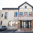 Atacat și luat la pumni pe stradă de un individ care i-a luat șapca și căștile audio