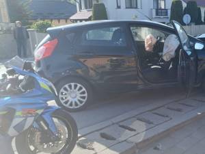 A intrat cu motocicleta pe contrasens, într-o mașină, și a fost proiectat la 20 de metri distanță