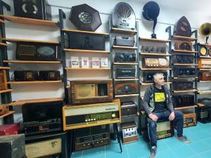 Un mare pasionat din Siret va deschide primul muzeu din România dedicat radioului