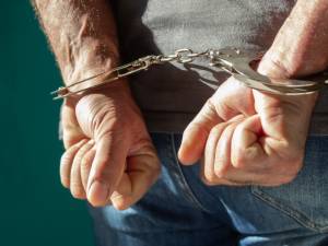 Doi minori care au furat o sumă mare de bani dintr-o mașină au fost prinși de polițiști și reținuți în arest
