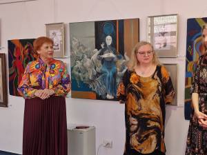 Lucrări de pictură, grafică și tapiserie expuse la Teatrul „Matei Vișniec”, în cadrul Festivalului Internațional