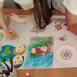 Lucrări realizate de elevi humoreni, ilustrând viziuni creative asupra copilăriei, empatiei și prieteniei, adunate într-o expoziție