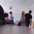 Profesoara filmată în timp ce pălmuia un elev pe care ulterior l-a scos din clasă