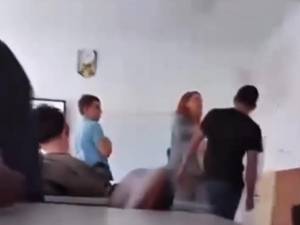 Profesoara a fost filmată în timp ce agresa un elev