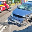 O femeie a depășit pe linia continuă și a intrat în coliziune cu un tir. În mașină era și fiica ei