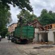 Garajele din apropierea Policlinicii Areni, puse la pământ, sub ochii proprietarilor