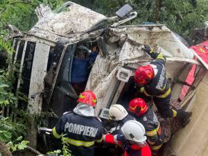 Șoferul care a zburat cu tirul într-o râpă la Dănila a scăpat cu viață