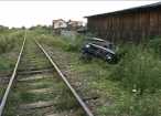 Autoturism lovit de tren şi târât aproape 200 de metri de-a lungul căii ferate