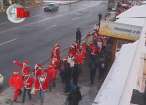 Sute de Moşi Crăciun şi Crăciuniţe au „invadat” străzile municipiului Suceava