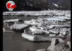 Tone de sloiuri de gheaţă dislocate cu buldoexcavatoarele din cauza riscului de inundaţii