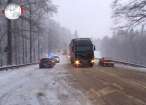 Accident în pădurea de la Ilişeşti, după ce un şofer a derapat pe zăpadă într-o curbă
