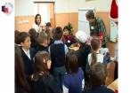 Târg de Crăciun organizat, în scop caritabil, de Clubul de voluntariat al Colegiului „Petru Rareş”, la Şcoala Gimnazială Nr. 1