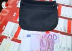 O borsetă cu 1000 de euro pierdută, găsită de un polițist şi restituită proprietarului
