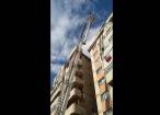 Oameni puşi în pericol de ţigla de pe un bloc turn din Burdujeni