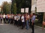 Peste 50 de mineri din exploatarea de uraniu de la Crucea au protestat ieri în fața Prefecturii Suceava