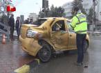 Doi bătrâni, pasageri într-un taxi, şi-au pierdut viaţa într-un teribil accident petrecut în intersecţia de la Nordic