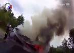 O autoutilitară încărcată cu lemn a luat foc în trafic