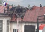 Un puternic incendiu izbucnit din cauza neglijenţei a distrus o hală la Fălticeni