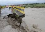 Zeci de curţi şi case inundate, drumuri rupte şi poduri avariate