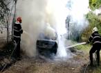 O maşină a ars ca o torţă în cartierul Iţcani