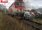 O mașină în care era trei oameni, lovită violent de trenul Suceava-Cacica