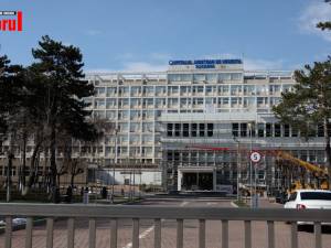 “Medicii sunt toți infectați, nu are cine să mi-l controleze. Băiatul meu moare aici pe pat”