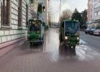 Două utilaje pentru spălarea și dezinfectarea trotuarelor și a străzilor înguste acționează în plus, de vineri, în Suceava