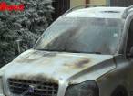 Mașina unui polițist de frontieră distins în lupta cu contrabandiștii, incendiată în curtea casei